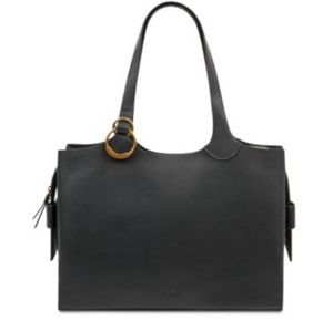 An elegant shoulder bag suitable for everyday use.
